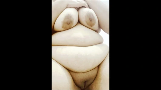 Yapraklı kız güzel bedenini ve büyük göğüslerini mastürbasyon yaparken gösteriyor