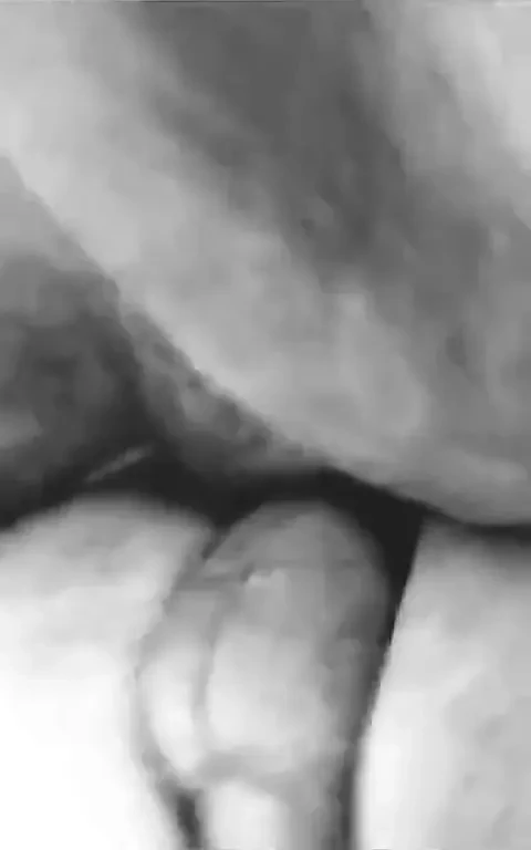 Çok kıllı bir adam olan David Van Dick büyük penisini prezervatifsiz nypster'ın götüne sokuyor, sakallı bir erkek prostitut