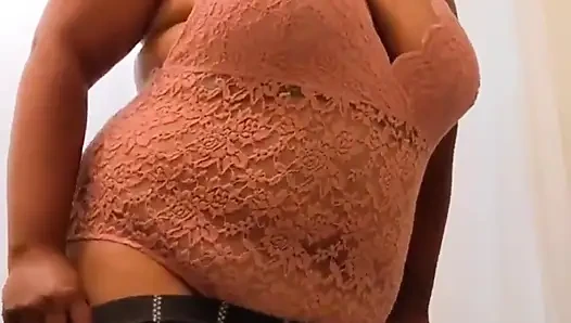 Striptiz amımı ovuyor ve götümü sallıyor
