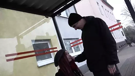 Almanya'dan seksi kızıl saçlı genç kız efendinin yarağını seviyor