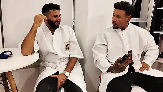 İki fizyoterapist üvey erkek kardeş cücenin yarağını yumrukladı