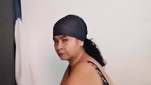 Beden öğretmenin egzersizleri nasıl yapacağını göstermek istiyor.