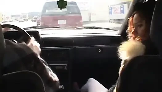 Dalgalı saçlı sürtük bacaklarını açıyor ve zevkle alıyor