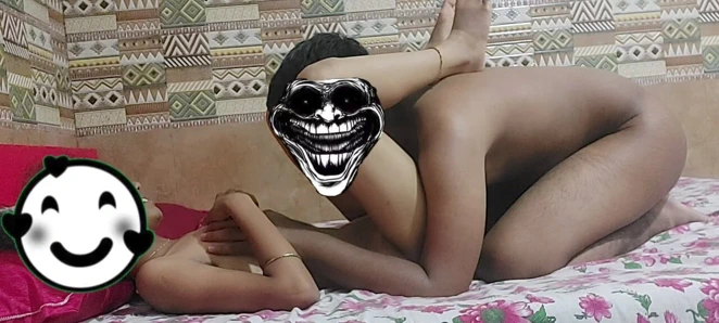 Üvey kız kardeş az önce ayrıldı ve destek istedi, ben de onu otele götürdüm ve siktim. Hintli kız sikiliyor