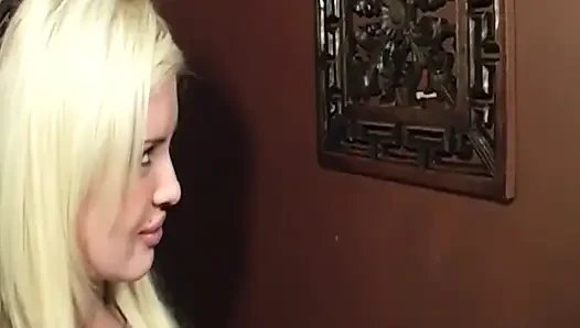 Sarışın orta yaşlı seksi kadın götünü açıyor ve parmakları amcığını damlatıyor