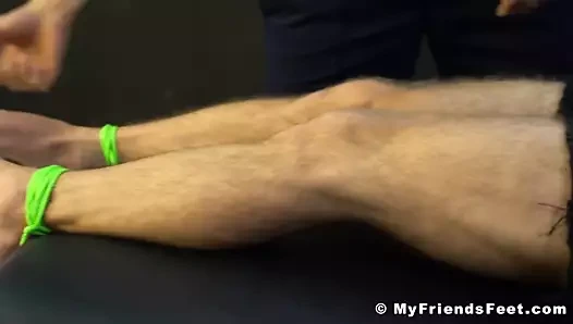 Ölçülü ve gözleri bağlı damızlık vücut gıdıklanmış ve işkence görmüş