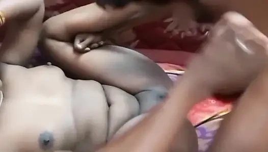 Desi Tamil Gavat'ın genç boğa iş arkadaşının yatağımızda kıllı amımı mahvetmesine izin verdim! Derin yalama - Indianhotwifex