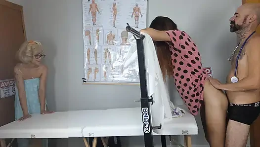 Üvey anne üvey kızını ilk kez sahte jinekologa götürüyor!