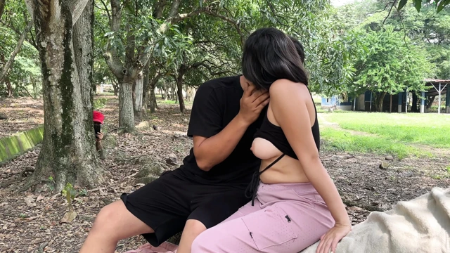 Ormanda İnlemeler: Bir Çiftin Dışarıda Sert Bir Şekilde Gezdiğini Gördüm ve Kayıt Sırasında Mastürbasyon Yaptım