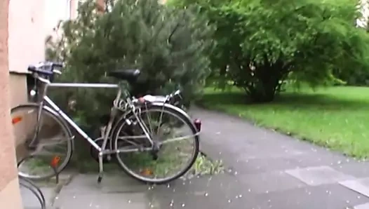 Muhteşem Alman sarışın, manşonunun derinliklerinde bir cam yapay penis dolduruyor