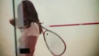 Michea Crawford şeffaf bir tepede