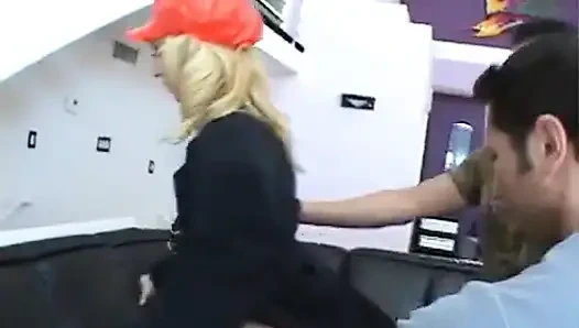 Götüme boşalıyor ve elimi yalıyor