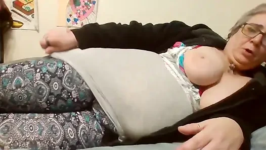 Yüzündeki büyük memeler boşalıyor