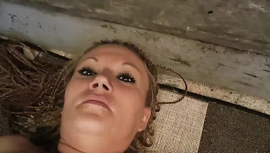 Sevimli MILF baskın ediliyor ve büyük poposuna kabak konur