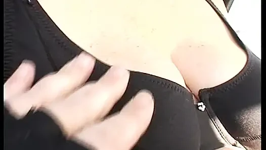 Çirkin koyu saçlı Alman genç erkek avcısı tek başına