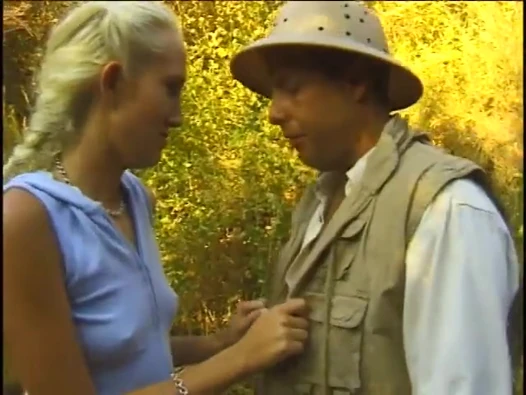 Azgın hatun açık havada büyük bir direk amına girerken inliyor