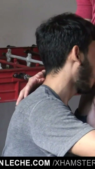 Latinlechelatino çocuk dört asılı adamlar tarafından cum kaplı alır | Klip 1