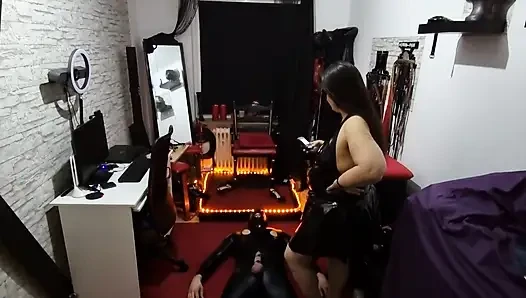 Sidik sırılsıklam itaatkar olgun domme'dan altın duş yalıyor