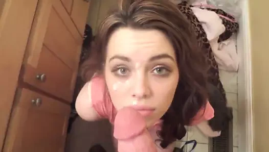 Bazı kız banyoda yüz alır