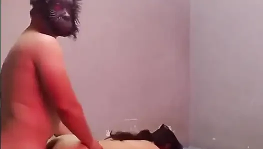 Orta yaşlı seksi kadın goril adam tarafından domaltılarak sikiliyor