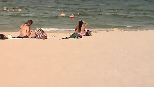 Sarışın genç kız plajda yakalandı