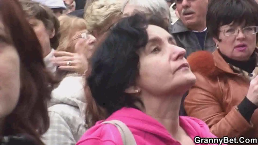 Yaşlı turist nine sapık çocuk tarafından sikiliyor