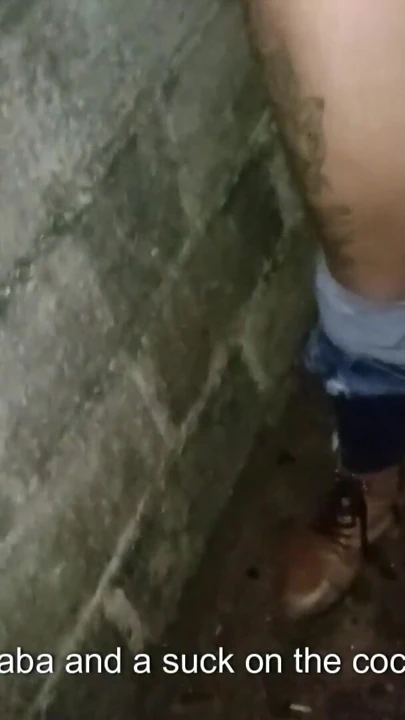 Çift işiyor ve herkesin içinde kilise arkasında seks yapıyor | Klip 3