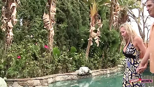 Bebek gibi güzel bir göte sahip olmak üçlü seksle ilgilenen erkekler için bir mıknatıs