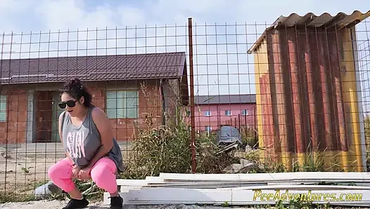 İri göğüslü bir kızın açık havada işemesi - idrar kesesi çok dolu olduğu için iki kez işemek zorunda kaldı