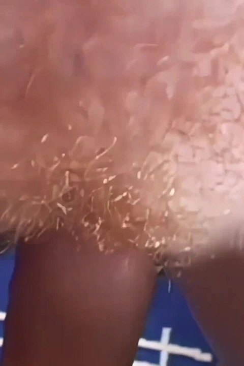 Klasik kızıl saçlı tatlı kız kızıl çalıyı yutuyor