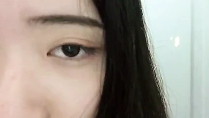 Asyalı (20yo) dudağını ısırır ve duşta şişmiş klitoris losyonları