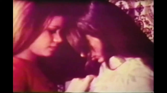 Винтажную волосатую тинку трахнули в тройничке и кончили в рот (фильм целиком)