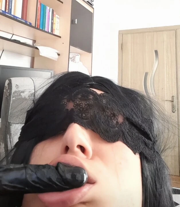 Femboy dildo yalıyor