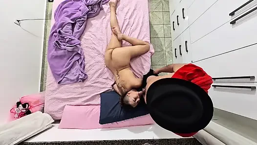 Üvey baba karnaval kostümünü çıkarıyor ve ağzına boşalıyor.