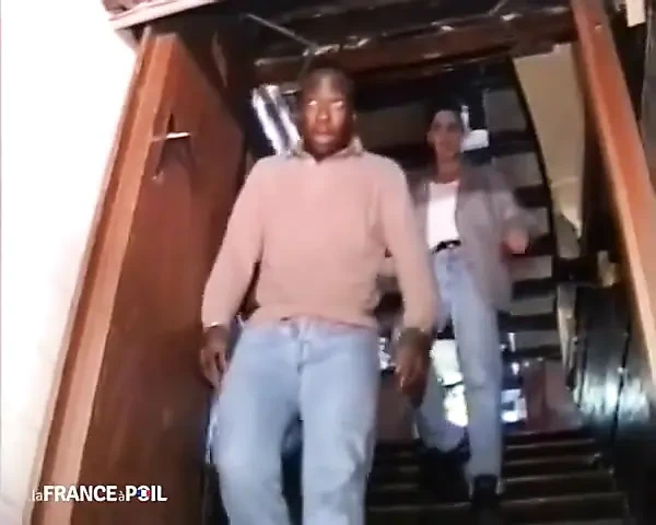 Bir aşçı mutfakta müşterileri tarafından kesiliyor.