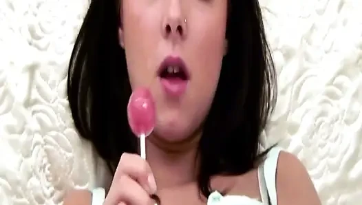 Esmer kadın damlayan ıslak amcığını parmaklıyor yakın çekim