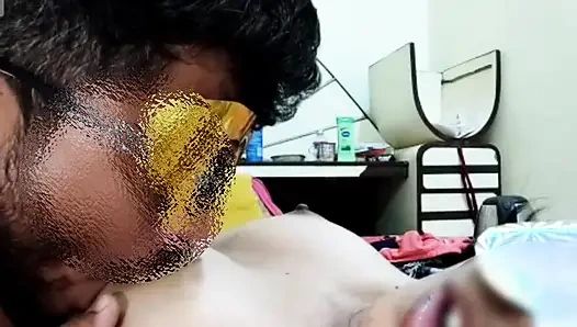 Hintli kız arkadaş göt deliğini yalıyor, domaltarak sert sikiliyor