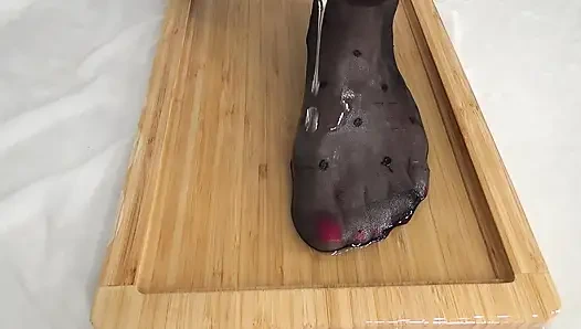 Çoraplı güzel ayaklarıma işiyorum