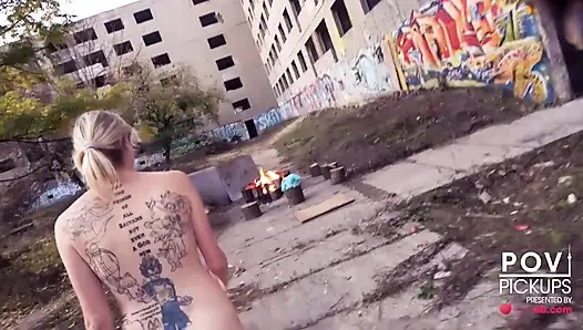 Alman sarışın genç kız şehirde çıplak geziyor + halka açık sikiş