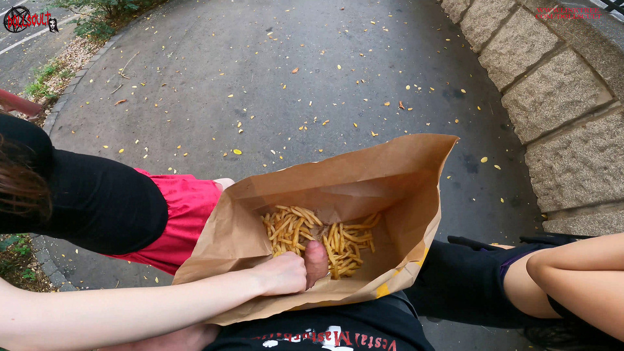 Patates kızartması torbasında halka açık çifte handjob... mastürbasyon yapıyorum!
