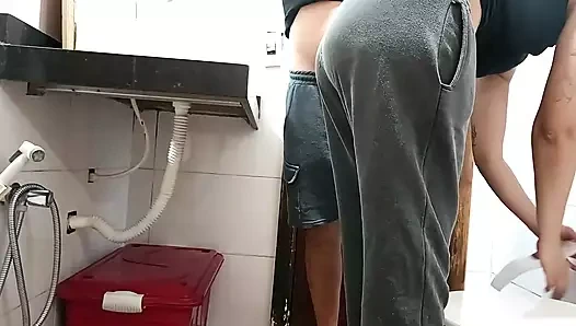 Hizmetçi banyoda yakalandı.