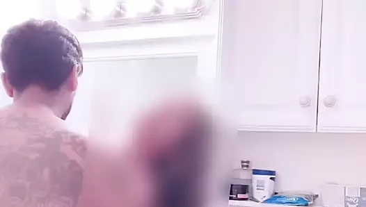 Banyo lavabosunun üstüne biraz yarak verdim