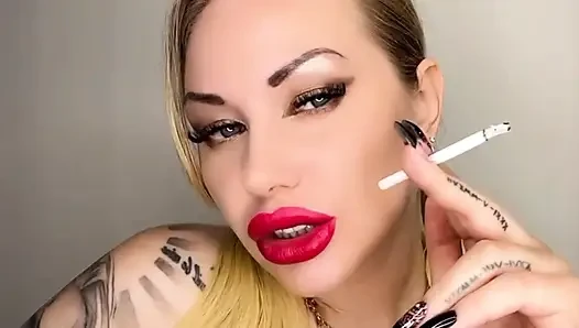Asmr ve akıl sikişi sigara içen joi boşaltıyor