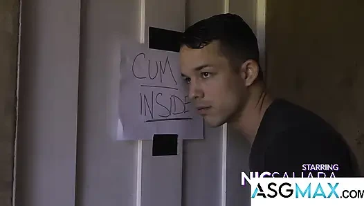 RAW ПО СОСЕДСТВУ - огромный хуй Tatted Nic Sahara жестко долбит Jock Adrian Hart