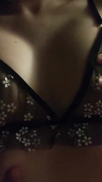 Незабываемый момент из "Подруга жены подрочила мне над ее большими натуральными сиськами"