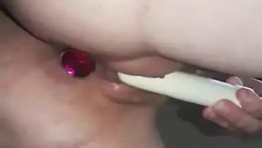 Seks oyuncaklarıyla mastürbasyon yapan kız