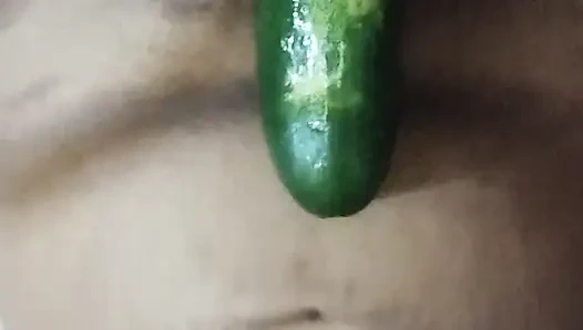 Büyük memeli kaltak kendisiyle oynuyor ve salatalık ile kendini sikiyor