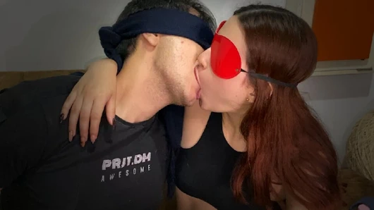 Üvey kız kardeşimle kanepede lezzetli ve derin bir öpücük Evde 😈 KİMSE yokken