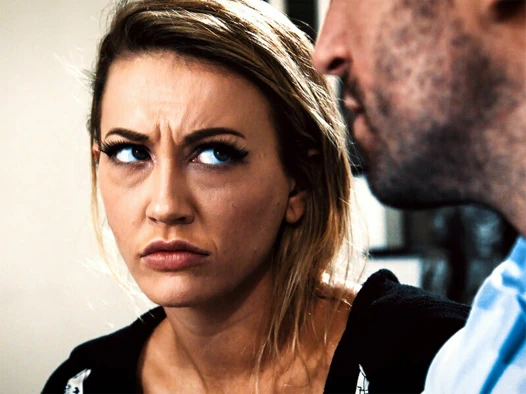 Genç adira cazibesi bir çamurluk bükücüye neden oldu ve polislerden kaçındı