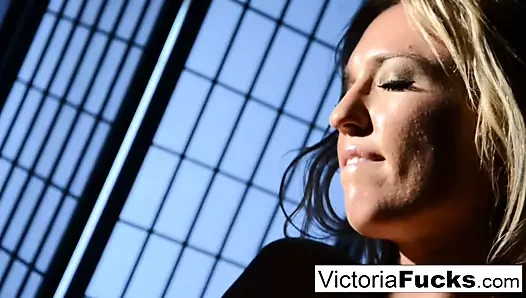 Victoria beyaz, uzun bacaklarını ve harika kıçını göstermeyi seviyor